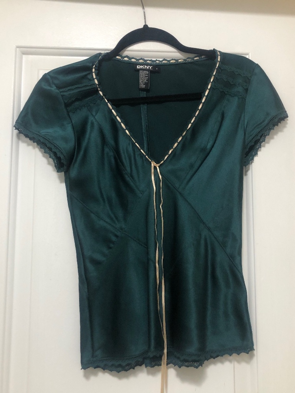 DKNY satin blouse with lace detailing and a V-neckline.Size 4 - Picture 2 of 6
